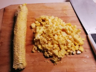 玉米粑粑,玉米脱粒。