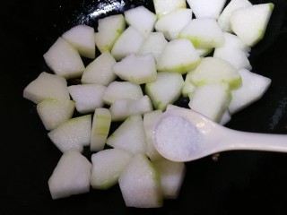 橄榄菜烧冬瓜,加盐入味，文火翻炒，让冬瓜微微出水。