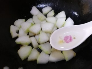 橄榄菜烧冬瓜,淋3汤匙清水。