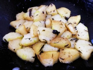 橄榄菜烧冬瓜,文火翻炒均匀，把汤匙收干。