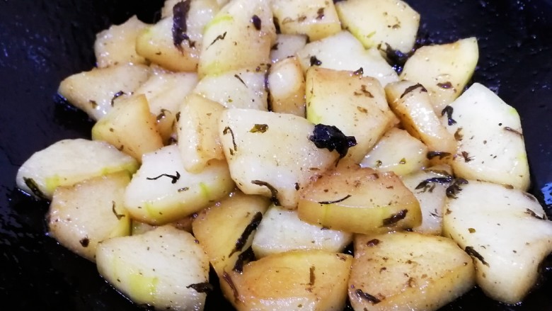 橄榄菜烧冬瓜,文火翻炒均匀，把汤匙收干。