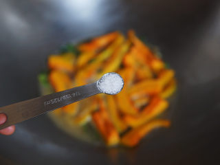 素炒南瓜,加盐调味，中火焖煮五分钟