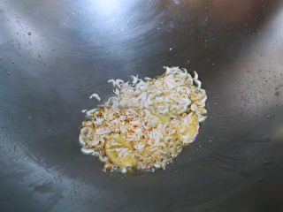 素炒南瓜,放入虾皮煸炒，现炒虾皮可以减弱虾皮的腥气