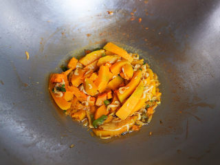 素炒南瓜,再大火收汁，收到汤汁微微浓稠即可关火，出锅，撒上香葱碎