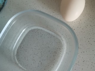 虾仁鸡蛋羹,鸡蛋两个，准备一个干净的碗