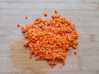 橄榄菜炒饭,胡萝卜切成小丁。