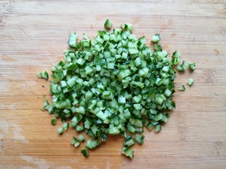 橄榄菜炒饭,黄瓜去瓤切成小丁。