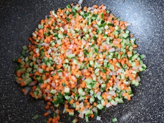 橄榄菜炒饭,下入黄瓜丁翻炒均匀。