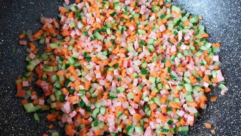 橄榄菜炒饭,下入火腿肠翻炒均匀。