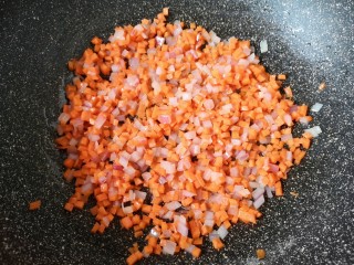 橄榄菜炒饭,下入胡萝卜丁翻炒均匀。