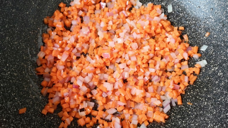 橄榄菜炒饭,下入胡萝卜丁翻炒均匀。