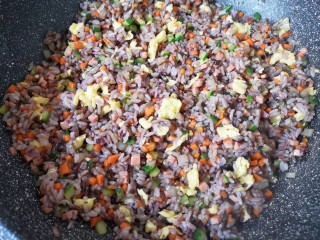 橄榄菜炒饭,下入炒好的鸡蛋翻炒均匀。
