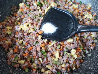 橄榄菜炒饭,放盐调味，翻炒均匀即可。