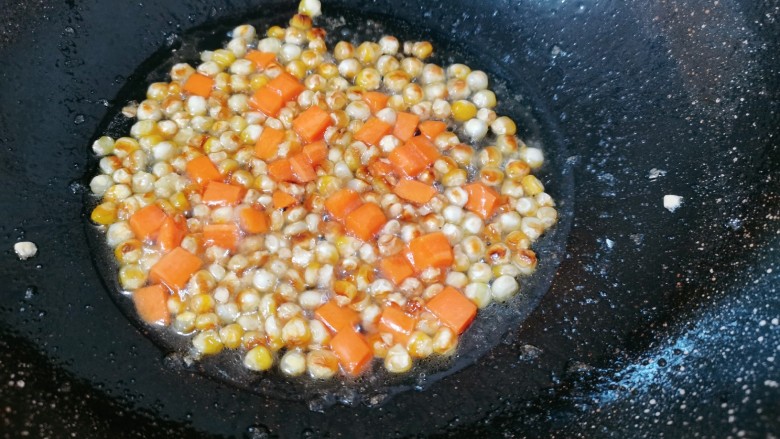 青椒炒玉米,加入食用盐翻炒均匀后加入少许清水焖一会