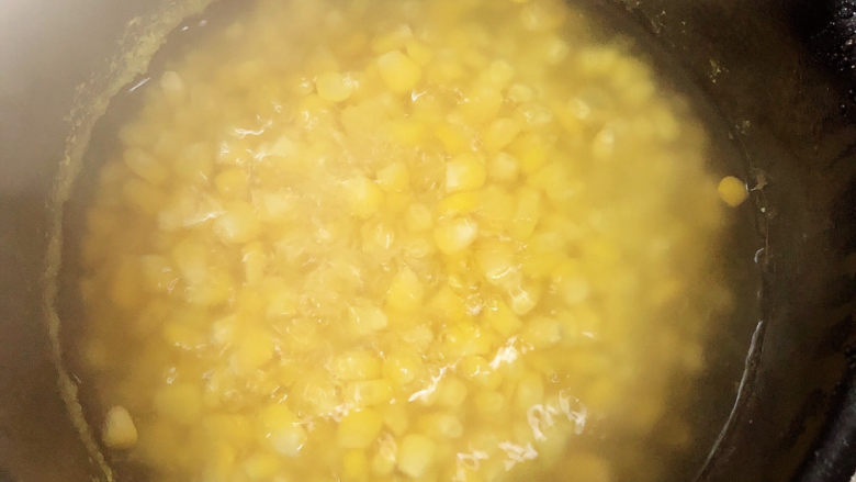青椒炒玉米,锅中烧开水，下入玉米粒，煮10分钟。
