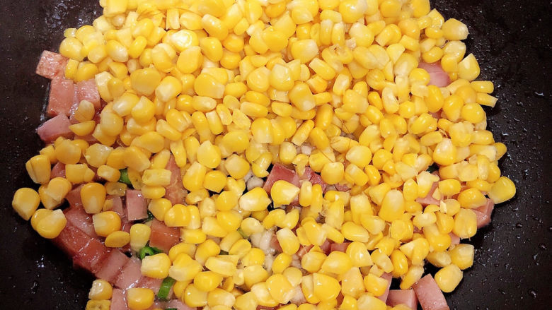 青椒炒玉米,加入玉米粒翻炒均匀。