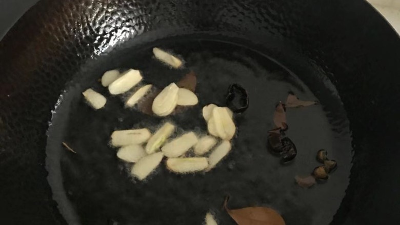 小笨鸡炖蘑菇,起锅底油加调料