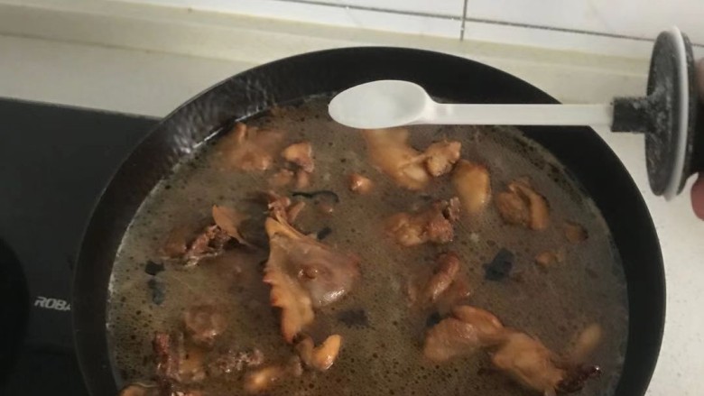 小笨鸡炖蘑菇,加入莫过鸡肉的水和盐大火烧开转文火炖30分