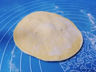 白菜肉包,然后将面团揉成四周薄中间厚的面皮