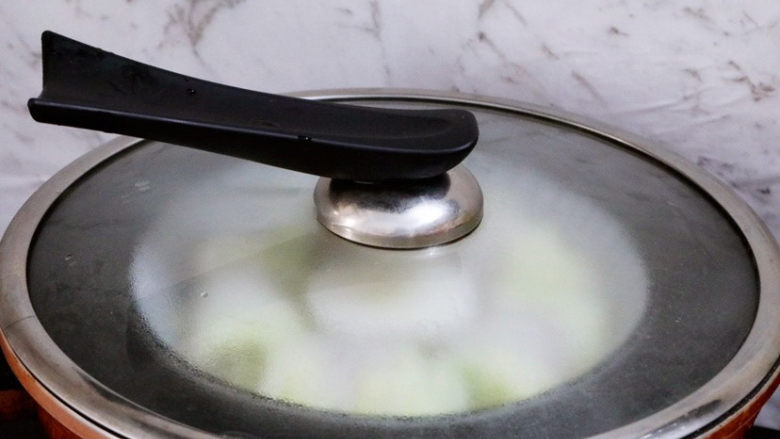白菜包肉,蒸锅中的水煮开，放入白菜肉卷，大火蒸15分钟
