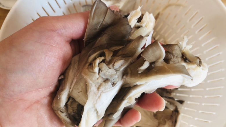 蘑菇炒肉,把蘑菇用手攥出里面多余水分。