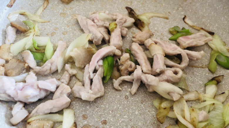 蘑菇炒肉,热锅冷油，先放入葱花炒香后再放入肉丝翻炒均匀。