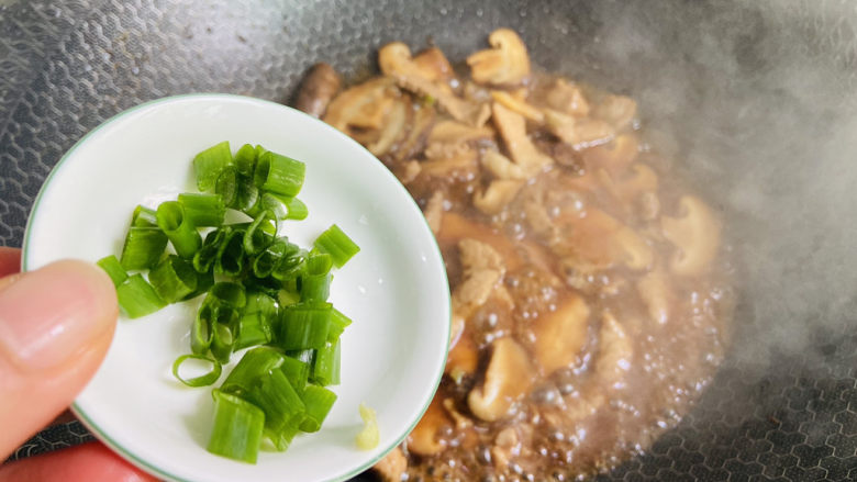 蘑菇炒肉,入葱花炒匀即可食用
