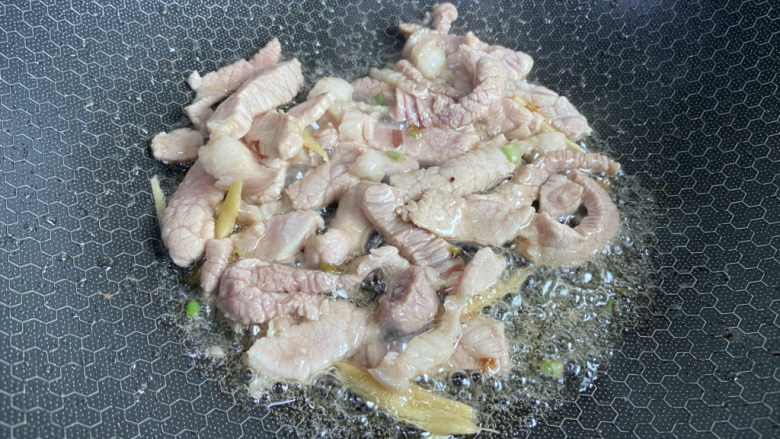 蘑菇炒肉,放入猪肉翻炒至变色