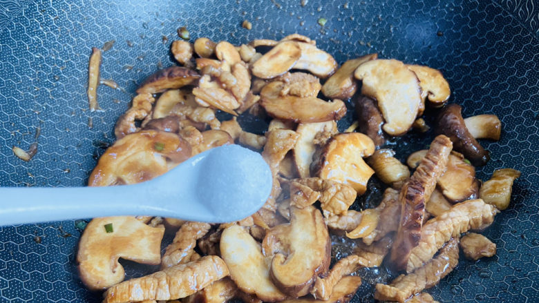 蘑菇炒肉,根据个人口味加入适量盐