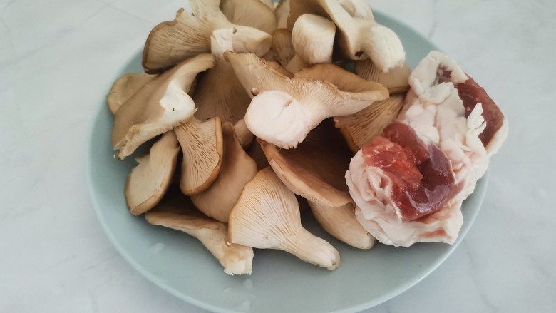 蘑菇炒肉,准备食材