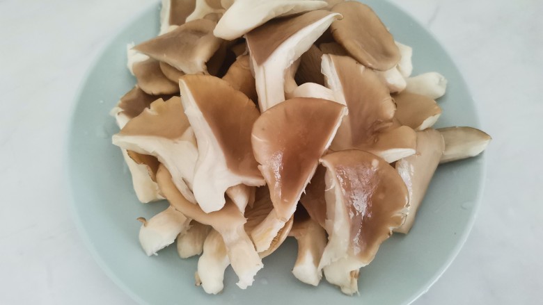 蘑菇炒肉,剪成小朵