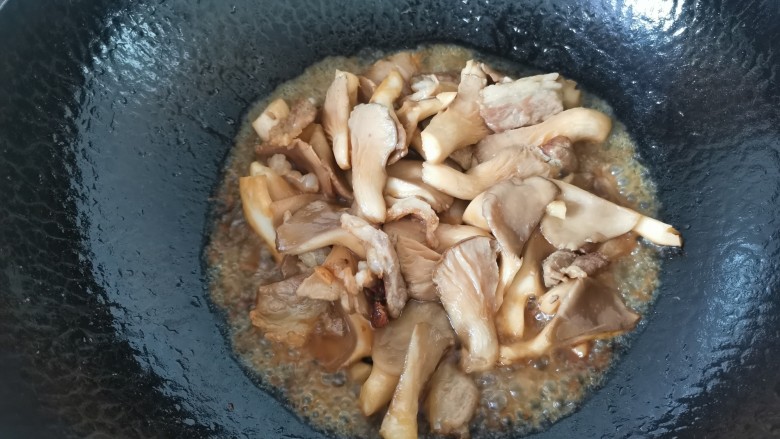 蘑菇炒肉,中火烧1分钟
