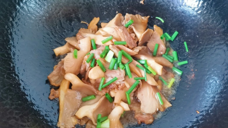 蘑菇炒肉,加入葱花出锅