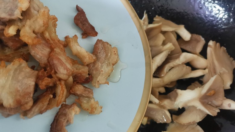 蘑菇炒肉,炒至平菇稍软倒入煎好的五花肉