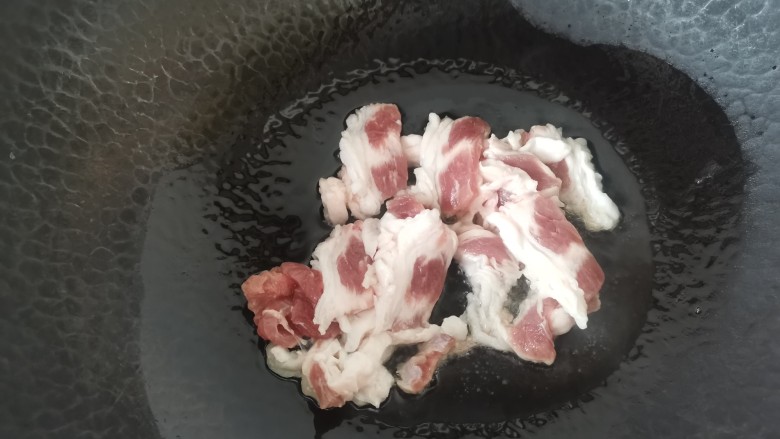 蘑菇炒肉,热锅倒入少许油，放入五花肉煎