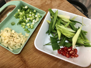 素炒南瓜,改刀：小葱葱白切末（葱叶我没有用），蒜切蒜蓉，蒜苗拍一下切斜段，小米辣去蒂切圈