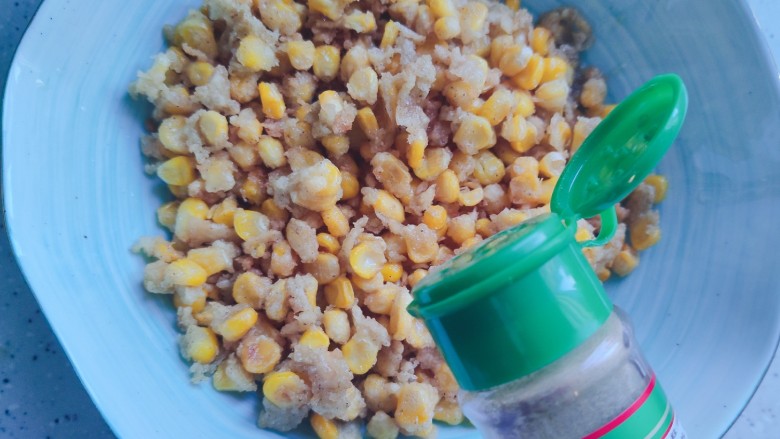 椒盐玉米,待玉米粒炸至金黄色，捞出，撒上适量椒盐粉