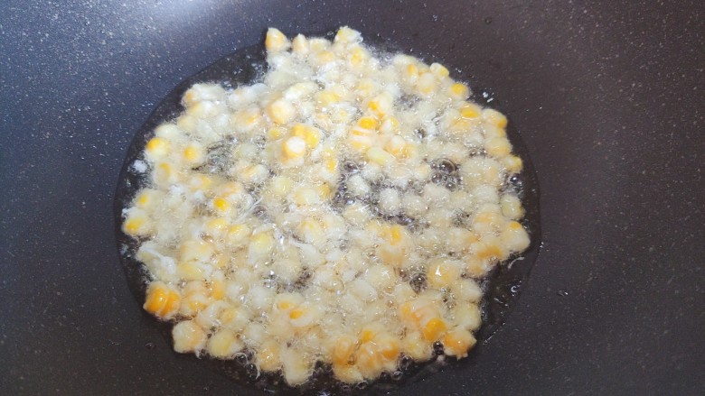 椒盐玉米,倒入玉米粒，炸（如果锅不够大，可以分开两次炸）