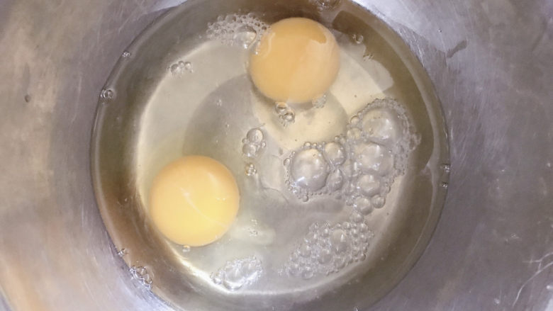 虾皮鸡蛋羹,加入鸡蛋液两倍的温开水。