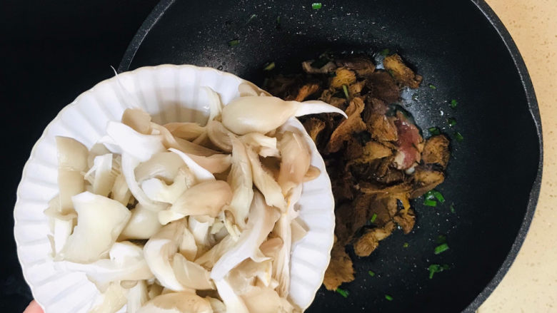 蘑菇炒肉,投入平菇，一起煸炒