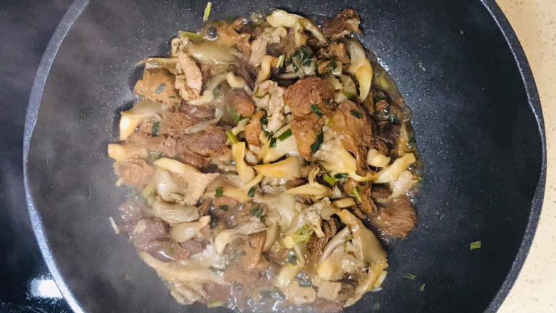 蘑菇炒肉,煸炒至熟，就可以关火起锅装盘了