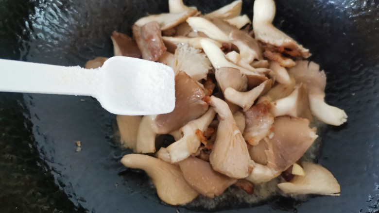 蘑菇炒肉,加入盐炒匀
