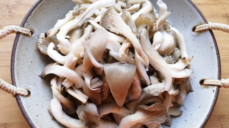 蘑菇炒肉,挤干水分备用。