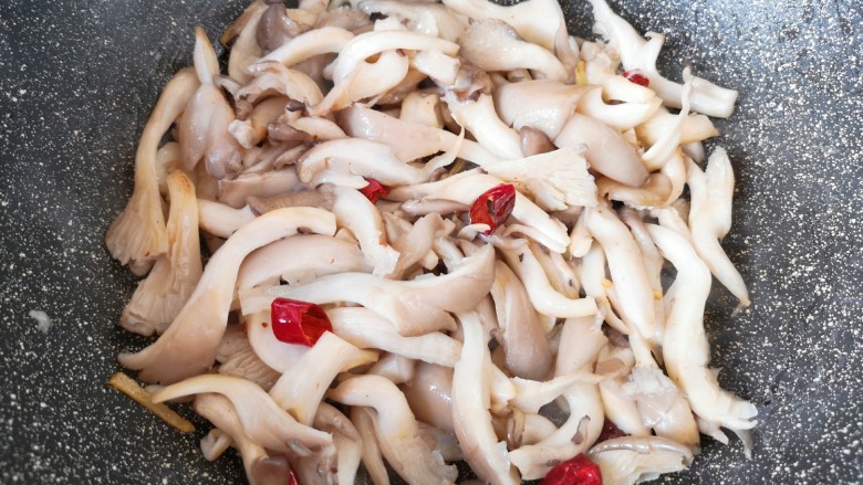 蘑菇炒肉,下入蘑菇翻炒至变软。