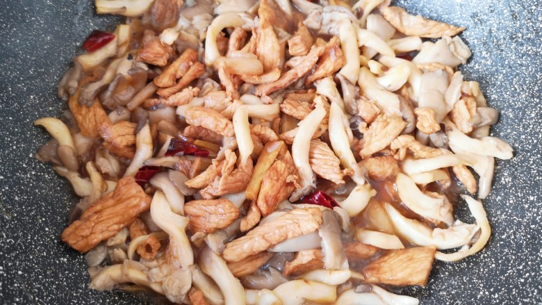 蘑菇炒肉,下入炒好的肉片翻炒均匀。