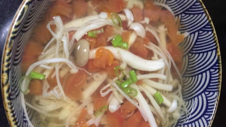 番茄菌菇汤,等番茄丁煮开了，放入以上菌菇，煮熟了
