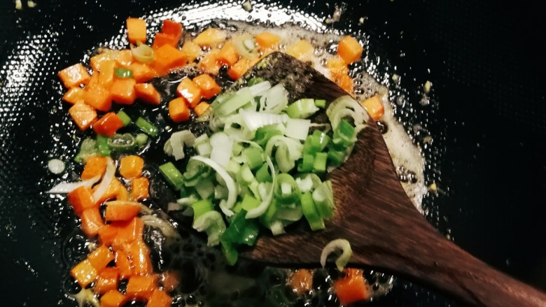 橄榄菜炒饭,放入葱碎增香。