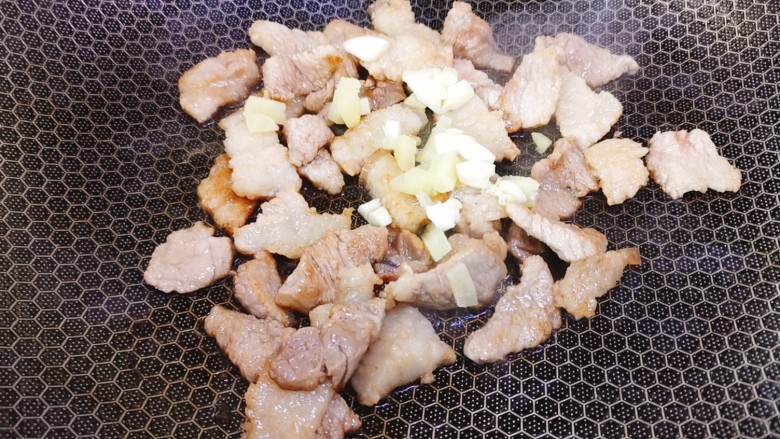 蘑菇炒肉,加入姜蒜爆香