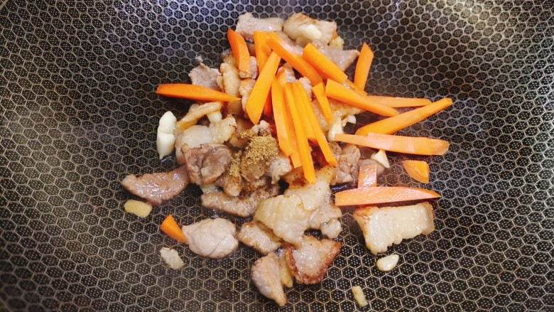 蘑菇炒肉,加入胡萝卜一起翻炒