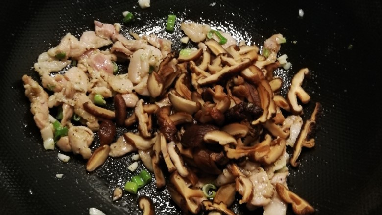 蘑菇炒肉,翻炒均匀。